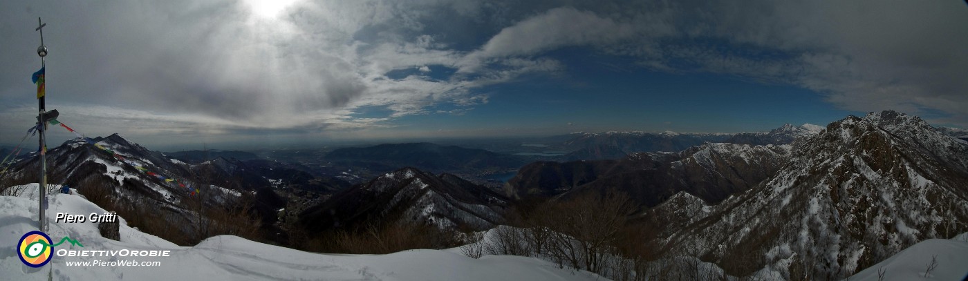 35 Dal Monte Ocone, anticima, vista verso laghi e pianura.jpg